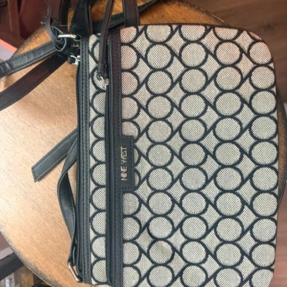 Nine West Crossbody Sling Bag Womens Beige Black Signature Logo Adjustable Strap - Picture 9 of 9